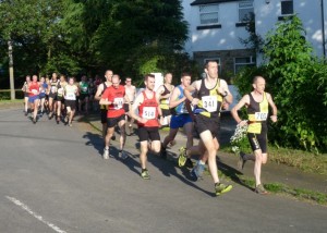 The field sets off, Baz and Chris lead the way. 